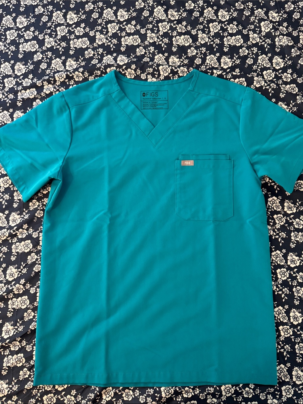 FIGS Men's Teal V-Neck Scrub Top with Chest Pocket